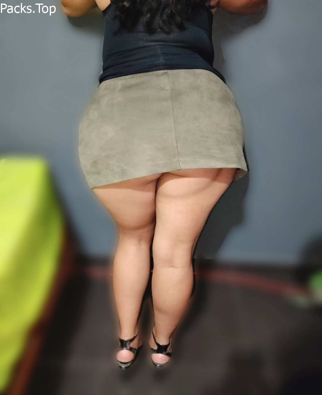 Vecina madura insatisfecha me pide pito + nudes